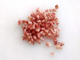 14、番茄咸肉面包,腊肉肠切丁备用