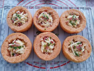 16、番茄咸肉面包,面包里放入混合好的玉米腊肉丁，表面加上马苏碎和香葱碎