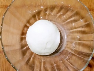 2、做饼+手抓饼,把面揉成光滑的面团。
