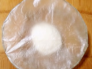 3、做饼+手抓饼,给面团盖保鲜膜醒20分钟左右。