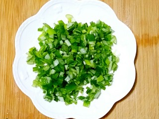 4、做饼+手抓饼,醒面的空当可以把葱花切好。