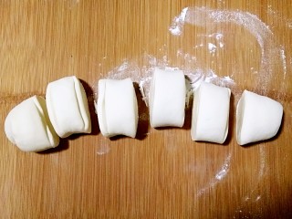 5、做饼+手抓饼,醒好的面切成大小合适的面剂。