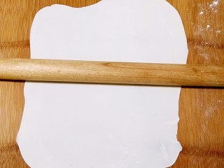 6、做饼+手抓饼,取一个面剂，擀开，尽量擀到最薄。（擀成什么形状都不要紧，不怕手残）