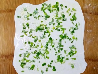8、做饼+手抓饼,把橄榄油均匀抹开，撒上葱花和适量鸡精。
