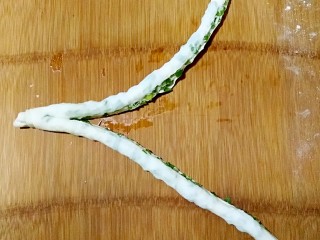 10、做饼+手抓饼,卷好后从中间切开，顶端留出一小部分不切断。