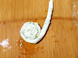 11、做饼+手抓饼,然后顺着一头卷起来。