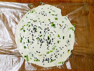 14、做饼+手抓饼,擀好的薄饼可以放在保鲜袋上面。
