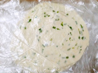 15、做饼+手抓饼,两个饼之间用保鲜袋间隔开，这样有空的时候可以多做几个，冷冻保存，随吃随取，非常方便，跟新做的一样。