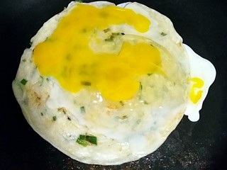 16、做饼+手抓饼,不沾平底锅预热，锅中不用放油，直接把面饼下锅烙一下，一面烙熟后翻面，在面饼上打入一个鸡蛋，用筷子戳破蛋黄，这样鸡蛋熟的快。