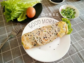 18、做饼+手抓饼,出锅后刷上自己喜欢的酱料（甜面酱，辣酱，番茄酱等），搭配自己喜欢的蔬菜（生菜，黄瓜等）和肉类（里脊肉，火腿肠，培根，肉松等）卷起来。