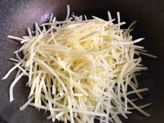 7、酸辣土豆丝,加入土豆丝