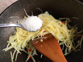 9、酸辣土豆丝,加入一勺白糖