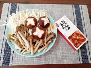 1、咖喱菌菇蔬菜火锅,香菇洗干净刻花刀，金针菇、蟹味菇和海鲜菇分别洗干净，准备好安记能量热辣咖喱。
