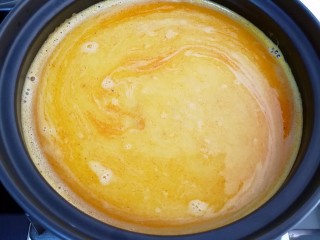 5、咖喱菌菇蔬菜火锅,用勺子搅动至咖喱融化，做好火锅汤底烧开(因为排骨汤里有调料，直接加入咖喱就可以了，不用放其它的调料)。