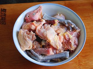 2、红枣母鸡汤,将其剁成大块