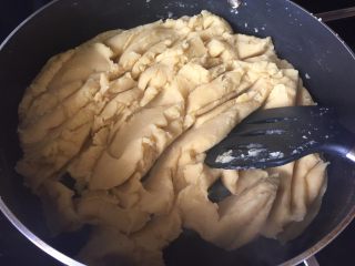 7、家庭自制绿豆糕,慢慢的熬制，慢慢的绿豆泥就变得厚实起来；