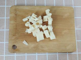 3、狭鳕鱼糕,莲藕去皮后切成藕丁,胡萝卜去皮后切成片