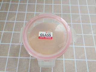 13、狭鳕鱼糕,轻轻震一下碗,震出里面的气泡,表面也会更加平整,盖上盖子