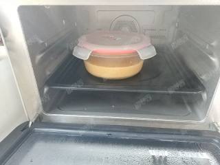 14、狭鳕鱼糕,放入蒸箱中蒸三十分钟。盖子轻轻盖上就行,不需要扣紧,防止水蒸气滴落碗中