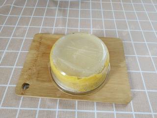 17、狭鳕鱼糕,将碗倒扣在干净的砧板上