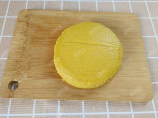 18、狭鳕鱼糕,撕去底部油纸,用刀切成小块就可以了