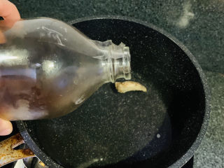 3、春笋排骨汤,加少许料酒，去腥；