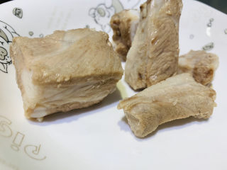 7、春笋排骨汤,放碗里待用；