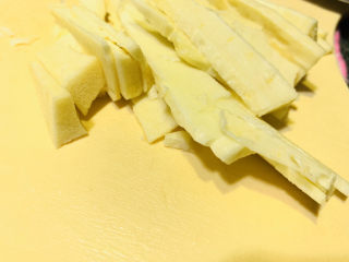 11、春笋排骨汤,切薄片；