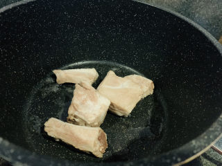 14、春笋排骨汤,锅里加油，把排骨炒香；