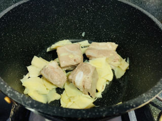 15、春笋排骨汤,加入春笋，继续炒香；