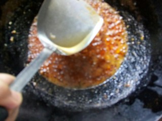 6、川香豆瓣鱼,烹料酒。