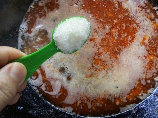 8、川香豆瓣鱼,汤烧沸，加白糖。