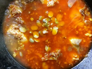 12、川香豆瓣鱼,放入煮熟的胡豆瓣。