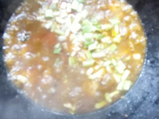 14、川香豆瓣鱼,加入大葱粒。