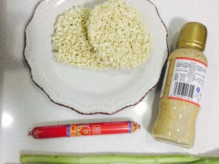 1、芝麻芦笋凉拌面,准备好所需材料，推荐用丘比的芝麻酱，因为是调制过的，味道和普通芝麻酱不太一样。面饼用的陈克明，口感有嚼劲。