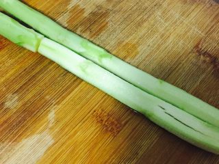 2、芝麻芦笋凉拌面,芦笋洗净去除老根和底部较硬的外皮