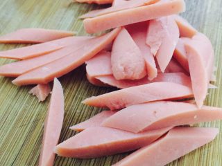 4、芝麻芦笋凉拌面,火腿肠切细条