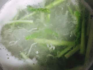 6、芝麻芦笋凉拌面,水开后下芦笋绰烫，芦笋变软即可捞出