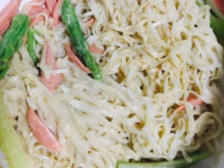 11、芝麻芦笋凉拌面,然后翻拌均匀，尽量让酱料包裹住每一根面条