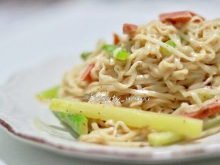 12、芝麻芦笋凉拌面,盛盘，一份简单营养又爽口的凉拌面就做好了