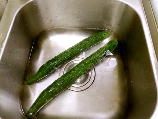 2、清爽拍青瓜,青瓜冲洗一下后，在盐水里泡10分钟，再冲洗干净。