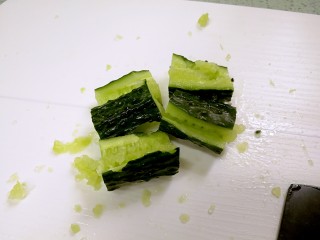 5、清爽拍青瓜,再从中间切开。