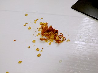 6、清爽拍青瓜,把干辣椒切碎。