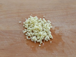 3、虎皮尖椒,大蒜剁成蒜末备用