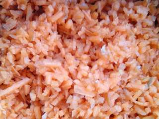 1、胡萝卜香菇圆子,胡萝卜擦丝切末