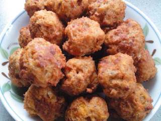 5、胡萝卜香菇圆子,外酥里软的素圆子出锅啦，迫不及待尝一口，香，真香！