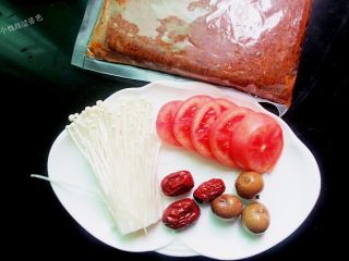 1、DIY香辣火锅,准备火锅底料一包、以及汤底材料：西红柿、桂圆干、红枣、金针菇、平菇、黄豆芽