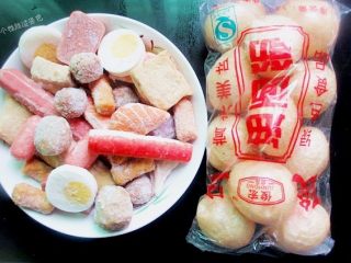 3、DIY香辣火锅,准备喜欢吃的火锅速冻丸子以及面筋泡