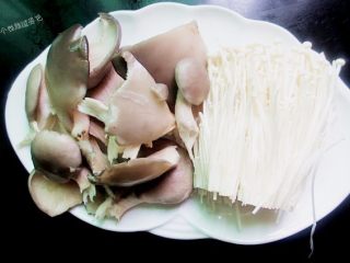 4、DIY香辣火锅,蘑菇撕成大块，用水洗干净