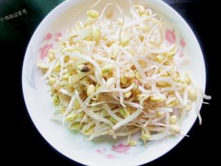 6、DIY香辣火锅,黄豆芽洗干净淋干水分待用